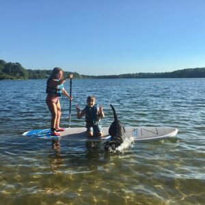 Boarding a SUP board with a puppy